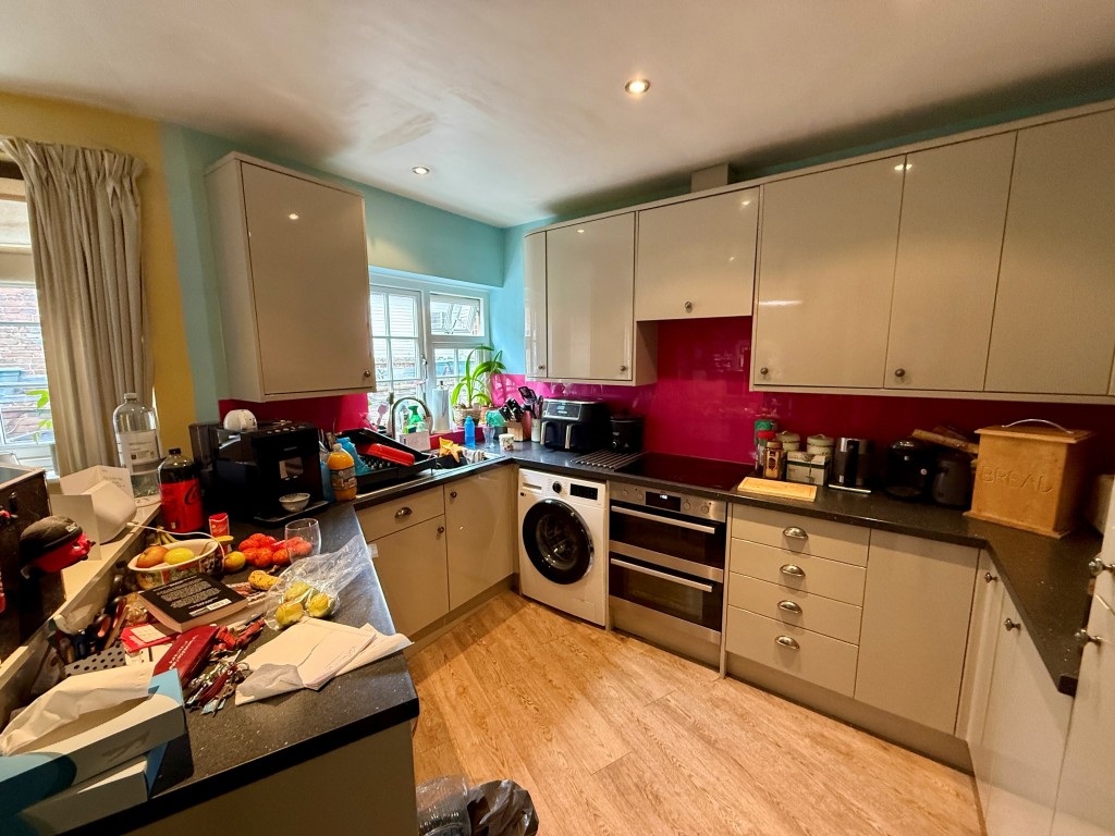 Lot: 27 - VACANT COMMERCIAL AND RESIDENTIAL PROPERTY - Kitchen